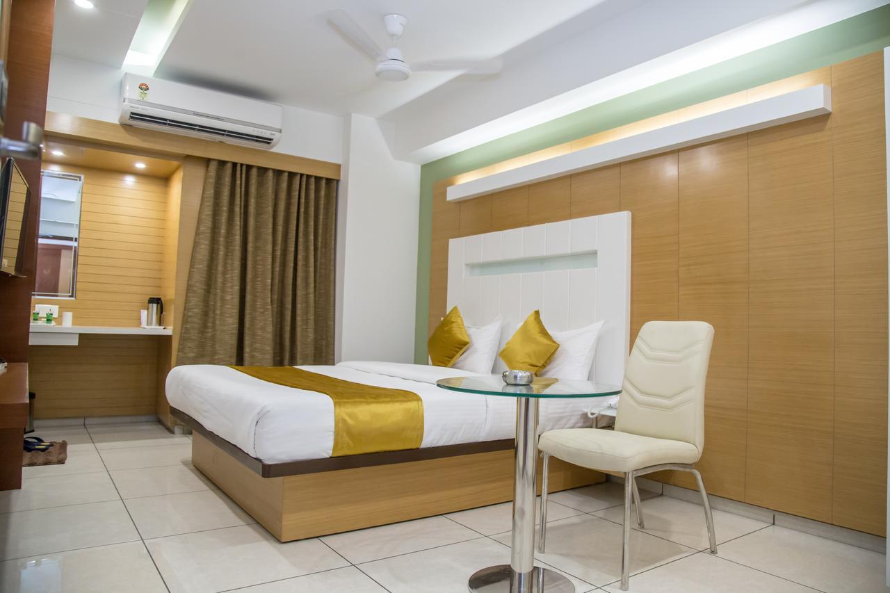 Hotel Orange International Surat Eksteriør billede