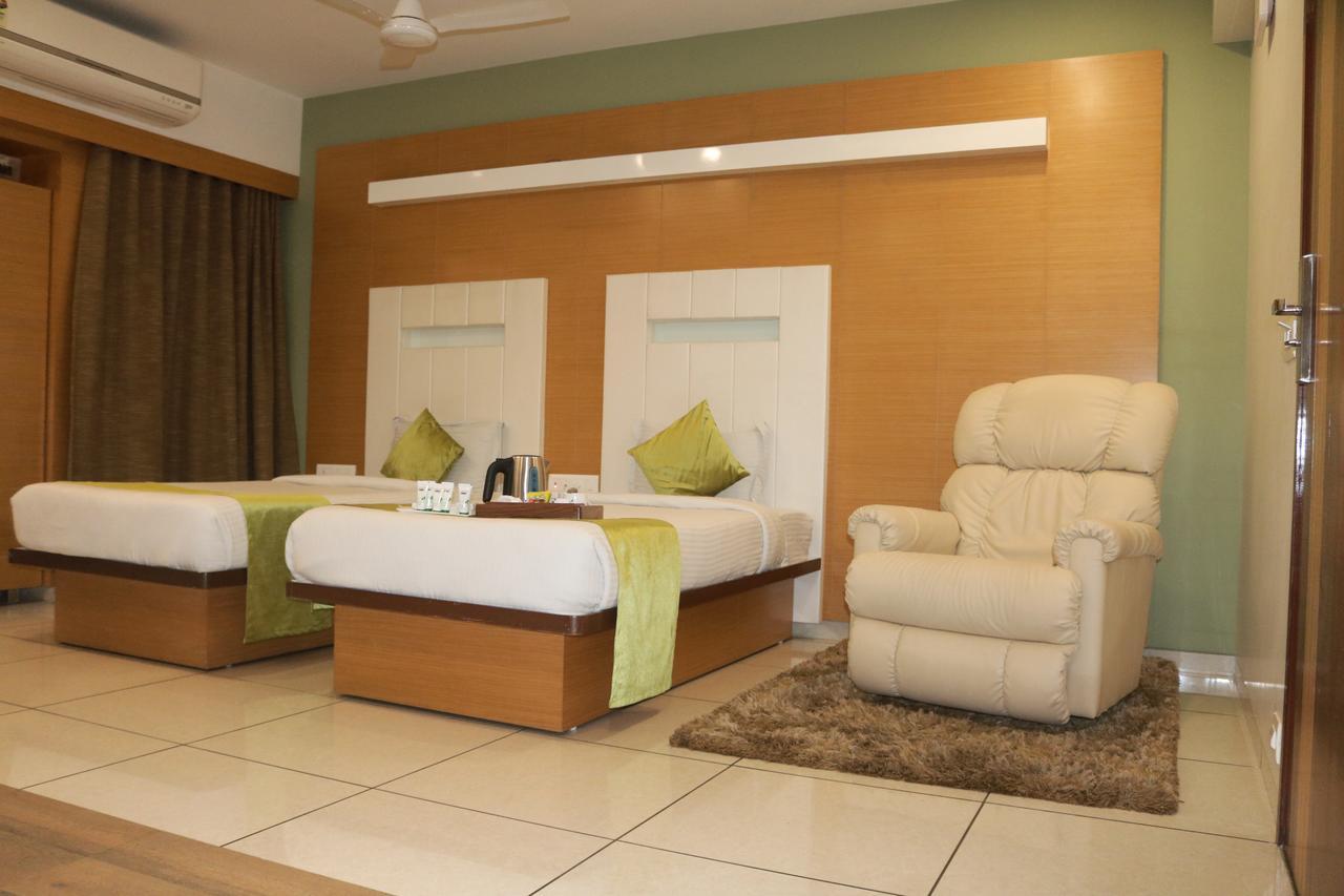 Hotel Orange International Surat Eksteriør billede