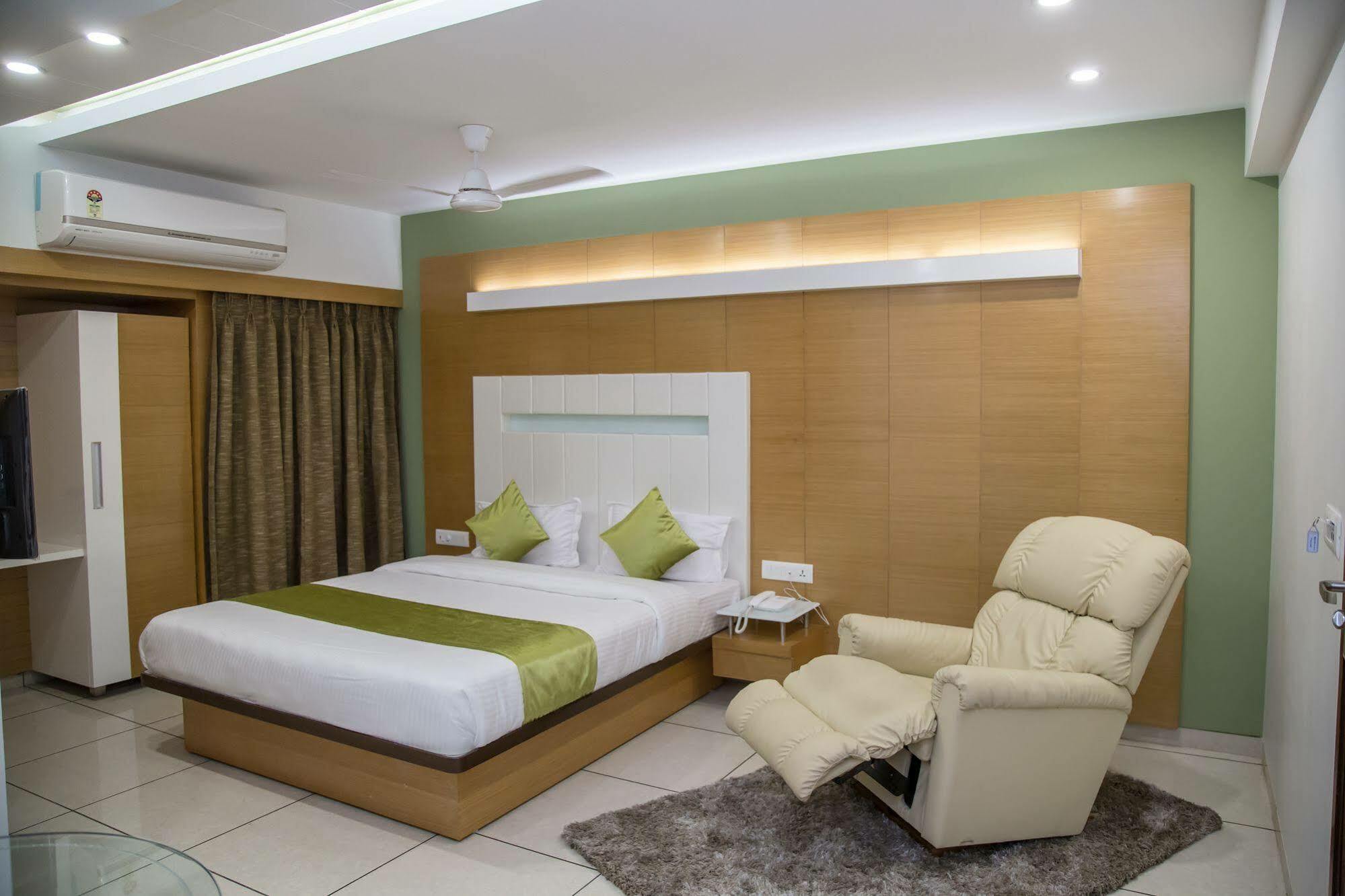 Hotel Orange International Surat Eksteriør billede