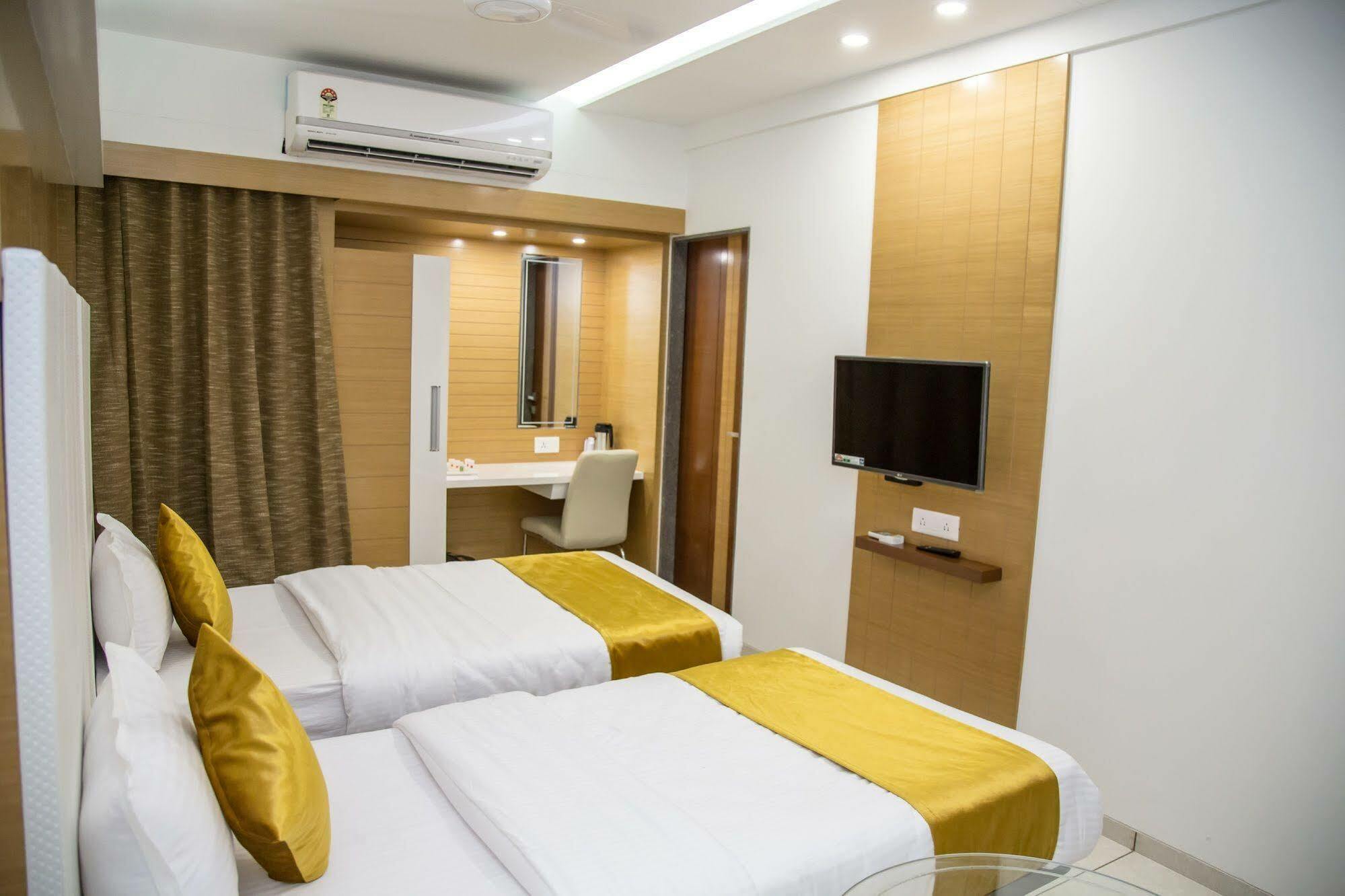 Hotel Orange International Surat Eksteriør billede