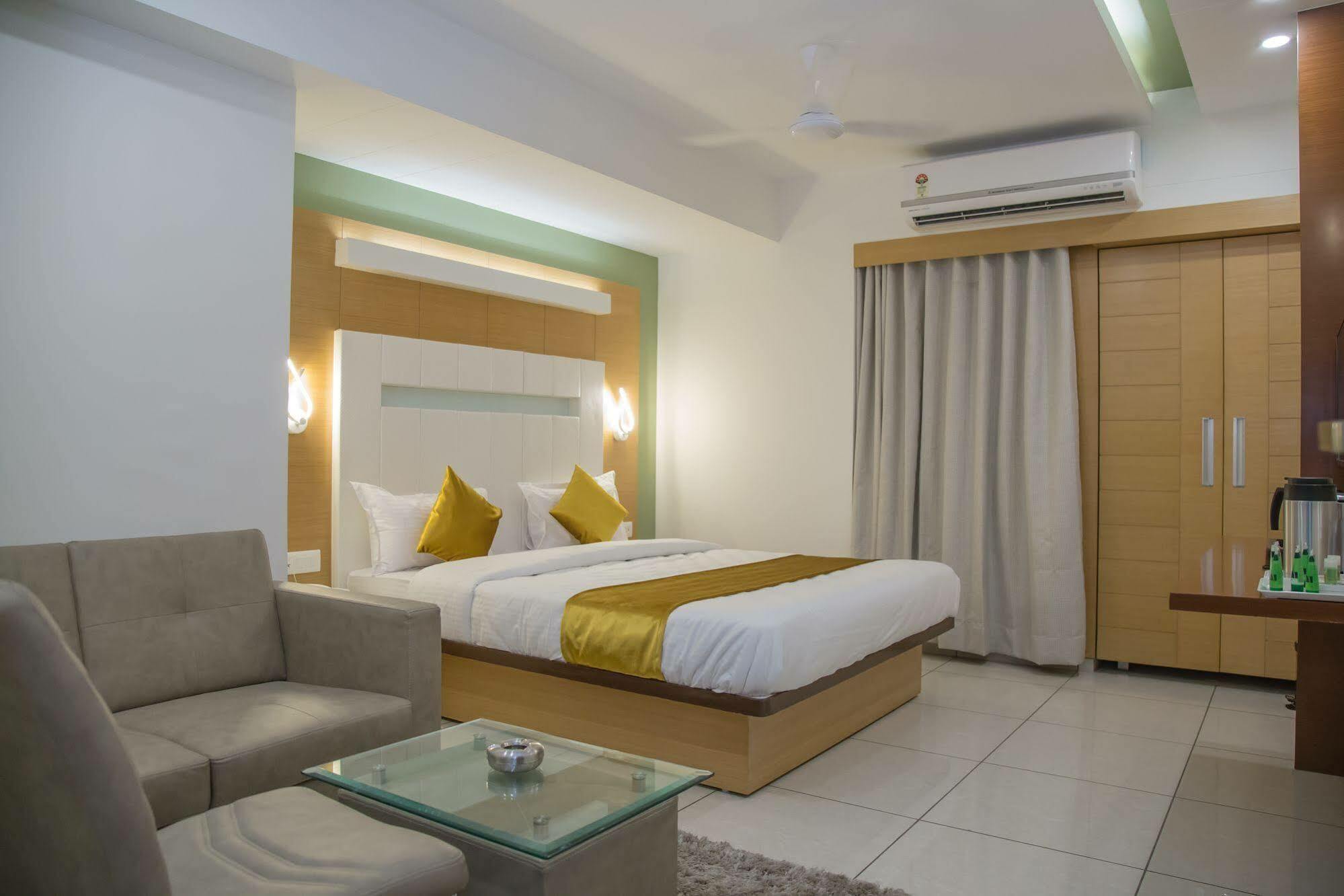 Hotel Orange International Surat Eksteriør billede