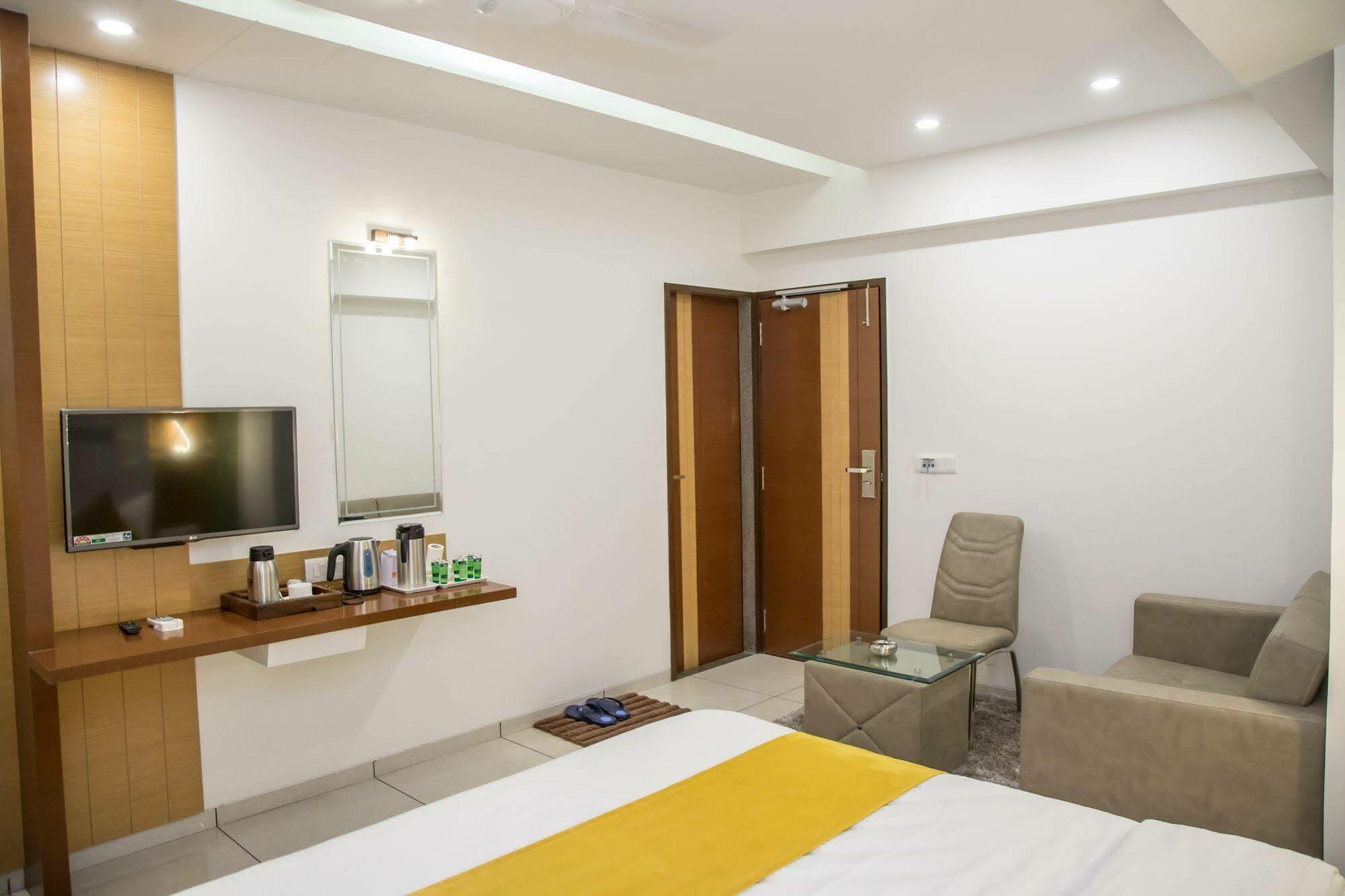 Hotel Orange International Surat Eksteriør billede