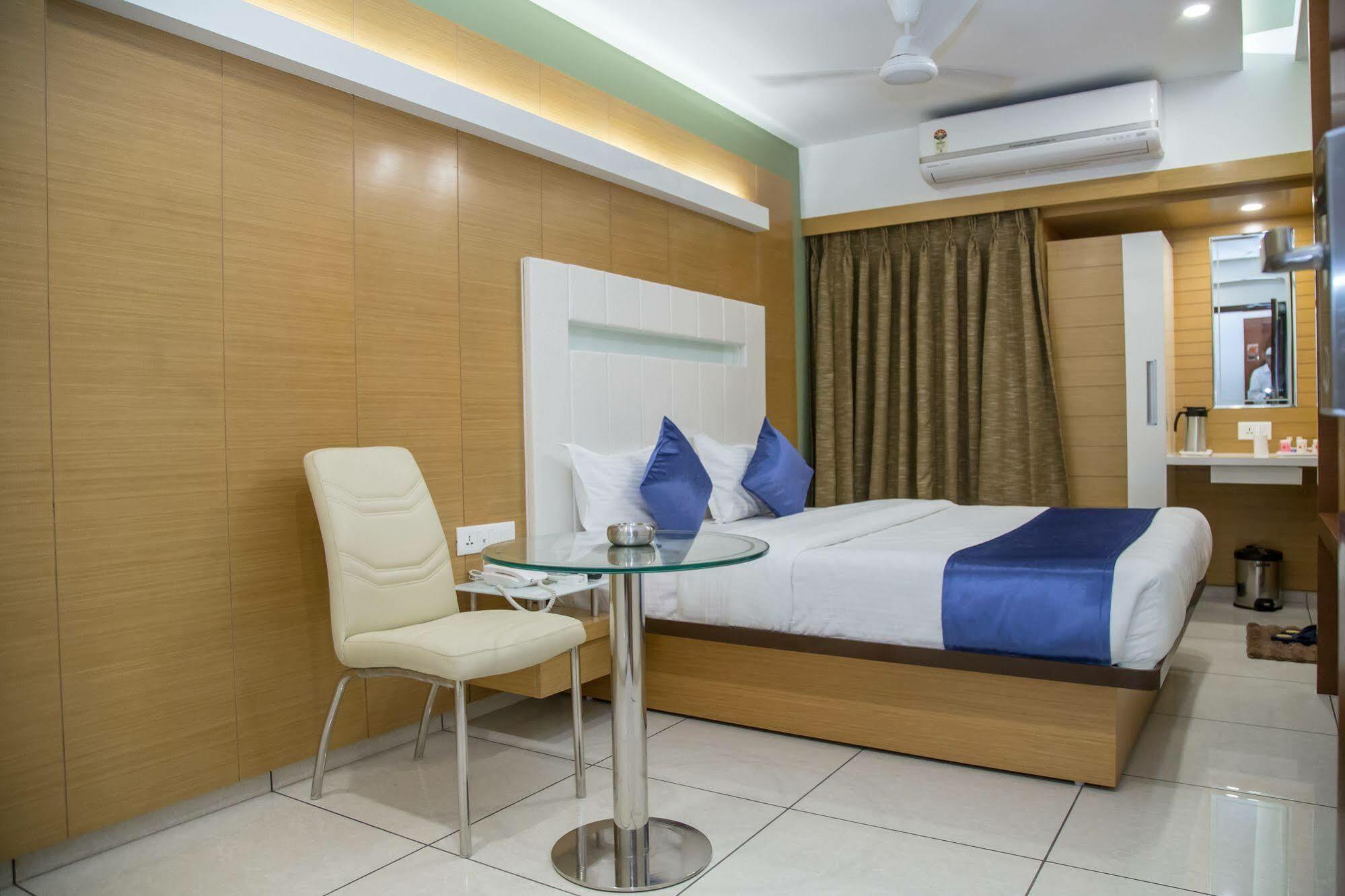 Hotel Orange International Surat Eksteriør billede
